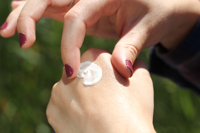 A körömvirágkrém hatékony segítséget nyújthat a sebes bőr kezelésében